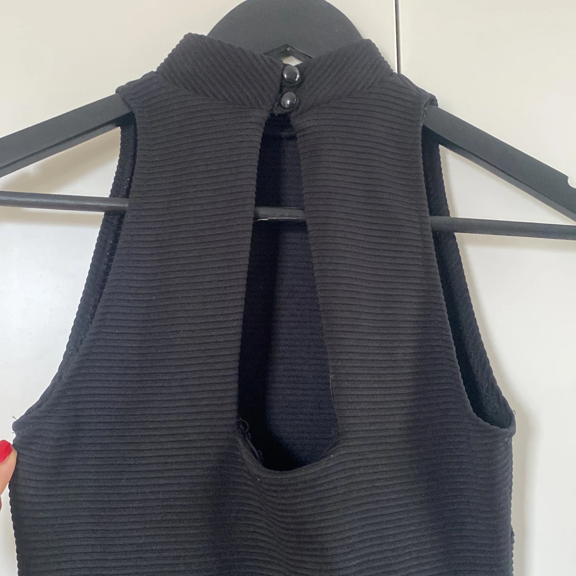 Kort festklänning med öppen rygg - 90