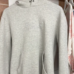 Ralph Lauren hoodie - Köpt på macys i New York för 2200kr, säljer nu för 399, otroligt bra skick förutom hålet på baksidan som syns på tredje bilden!