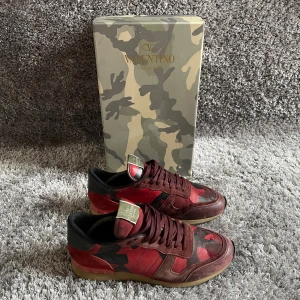 Valentino Rockrunner - röda - Valentino Rockrunner i röd färg. Storlek: 43. Skick: 6/10, har mycket kvar att ge. Nypris 8500kr. Box medföljer, men går att ta bort för ett bättre pris. Kontakta oss för fler bilder eller info!🙌 🚨Checka även vår profil vår feta plagg!🚨