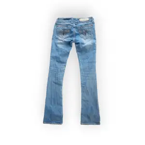 Raka ljusa lågmidjade Rock Revival jeans med vackra detaljer på bakfickorna. Storlek 27 (US) motsvarar ungefär storlek 34 EU. Midja 37 cm rakt över, innerben 80cm. Fråga gärna om fler bilder eller mått 💕