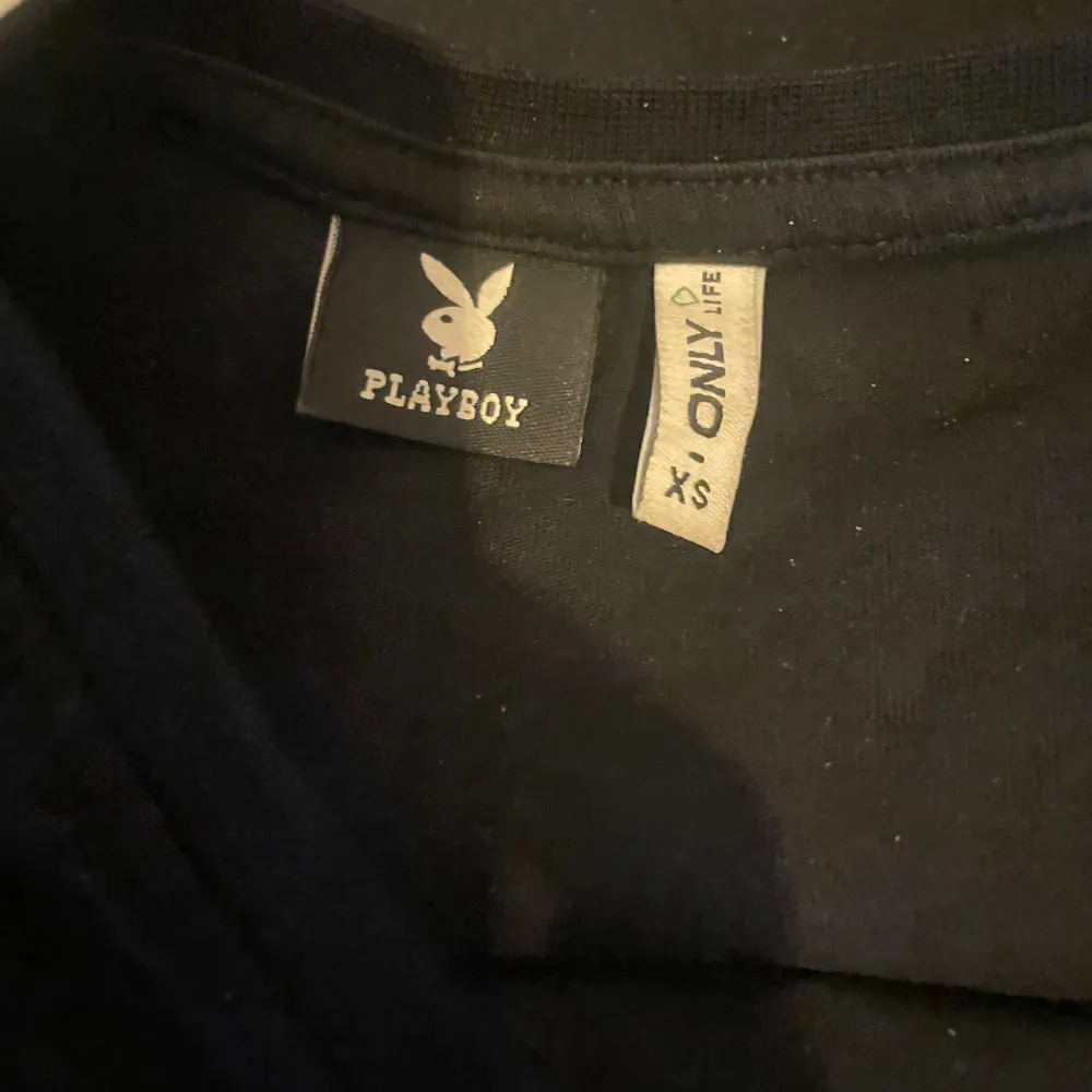 Köpt från Playboys officiella hemsida, använd fåtal gånger inga tecken på slitningar :) kom privat för fler bilder💗. T-shirts.