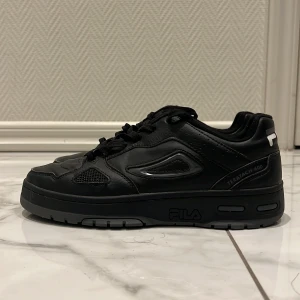Fila skor - Ett par Fila skor som köptes för 1 år sedan men aldrig kom till användning nästan. Skick 8,9/10. Köptes för 950kr och jag säljer dom för 350kr.  För mer info så kan ni höra av er.