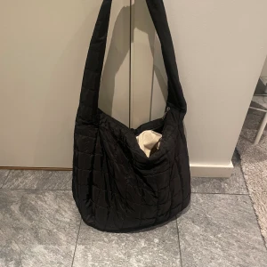 Väska - Perfekt stor och fyllig svart väska  Obs köparen står för frakt