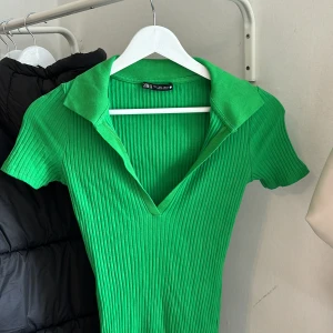 Grön klänning ifrån Zara - Superfin sommrig klänning ifrån Zara i storlek S. Använd en gång (nyskick) 💚🍀💗 