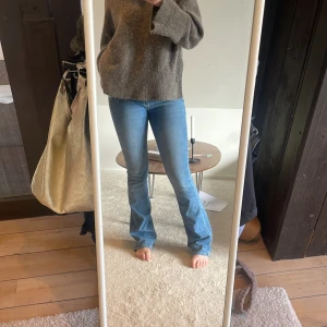 Ljusa Lågmidjade bootcut jeans - Säljer dessa jätte fina ljusa Lågmidjade bootcut jeans från märket grunt! Långa på mig som är 175❤️ passar storlek s-m, 34-38. Lite sönder på ena sidan men går att laga! 