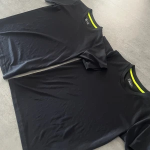 Tränings tröjor - Säljer 2 likadana tränings t-shirts i storlek XS, 150kr för båda!