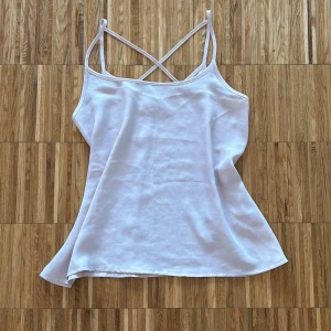 Blus - Jag säljer denna fina blus från abercrombie & fitch för 550kr. Helt oanvänd. Storlek xs. 