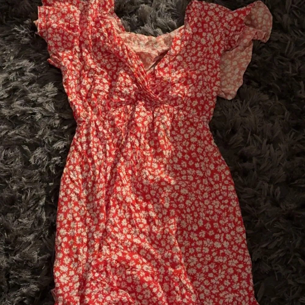 Röd fin sommar klänning. Använd en gång. Köptes i Italien. Tippar på att den är storlek S. Klänningar.