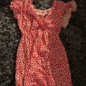 Röd fin sommar klänning. Använd en gång. Köptes i Italien. Tippar på att den är storlek S