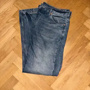 Blåa Weekday jeans använda dagligen men inga defekter! Mycket bra skick!😁  Storlek: 31/32