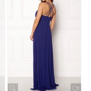 Blå finklänning  - Blå finklänning/balklänning från bubbleroom. I jätte fint skick! Endast använd 1 gång.  Nypris 1000 kr