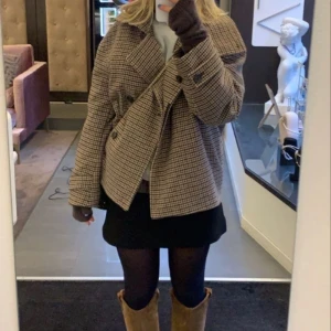 ARKET jacka rutig  - Säljer min fina Arket jacka då den tyvärr inte kommer till användning längre. Använd fåtal gånger så i princip i nyskick.  Pris går å diskuteras vid snabb affär☺️