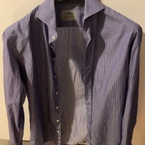 Oscar Jacobson skjorta - Randig skjorta i fint skick Storlek 41 Nypris 1299 mitt pris 400 Priset kan diskuteras vid snabb affär