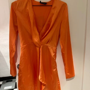 SÅ FIN KLÄNNING - Perfekt midsommar kläning!! Jätte fin aldirg använd 