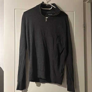Halv zip tröja - Snygg half zip tröja med en defekt. Det är hål i armen (på andra bilden) annars är den som oanvänd. Perfekt skick