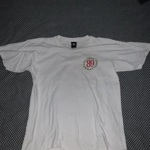 Obey T-shirt - En calm Obey t-shirt. Vill ba göra mig av med denna har haft den för länge.