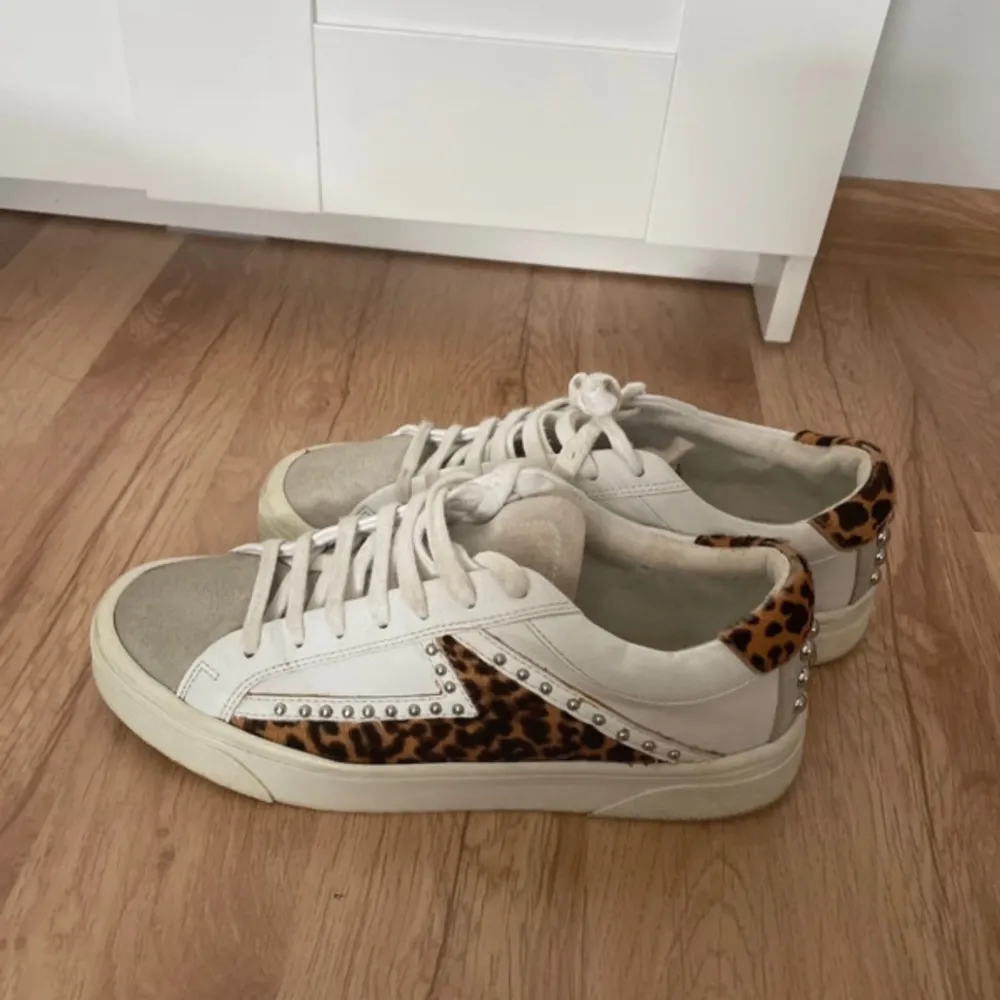 Sjukt snygga sneakers med leopard mönster från zara❤️står att de är strl 38 men passar 39 oxå❤️. Skor.