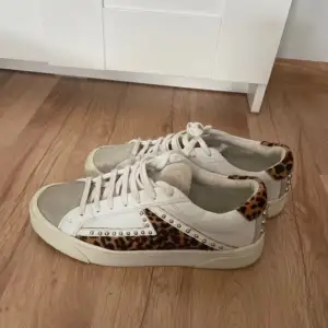 Sjukt snygga sneakers med leopard mönster från zara❤️