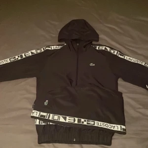 Lacoste tracksuit - Riktigt fin lagoste tracksuit. Den är rätt sällsynt och väldigt efterfrågad. Möts upp i Göteborg. Pris går även att diskuteras. Byten går också bra. 
