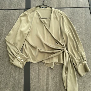 Zara blus - Använd enstaka gånger. Storlek L men passar även som M