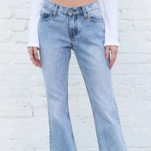 lågmidjade jeans - jättefina ljusa lågmidjade jeans från brandy melville som tyvärr har blivit för små för mig. sparsamt använda och i mycket bra skick! priset kan diskuteras💕  mått: 9" (23 cm) rise, 29" (74 cm) inseam, 26" (66 cm) 