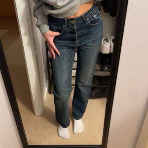 Straight jeans med fyra knappar i storlek 34. Lite för korta för en person som är 170.