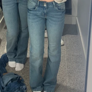 Blåa jeans  - Dessa low Waist jeansen är använda ett fåtal gånger, är ifrån hm🩷jag är 160cm lång 