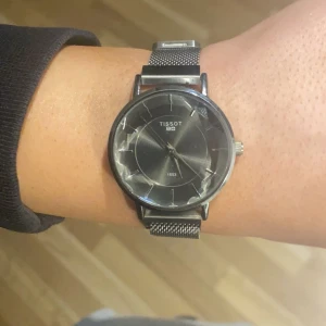 silver klocka - säljer denna silver klocka då den inte kommer till användning. Den är gjord av rostfritt stål så den går att duscha med utan bekymmer💓 Skriv för fler bilder