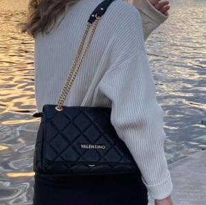 Valentino väska - Säljer min valentino väska då den inte kommer till användning längre💓ord pris 1545kr💓kom privat för fler bilder eller om du har några frågor💓