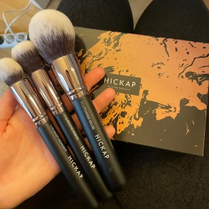 Hickap - Aldrig använda. 🩷 Den minsta är såld.  Hör av er vid intresse Powder deluxe- 159kr  Round kabuki- 129kr
