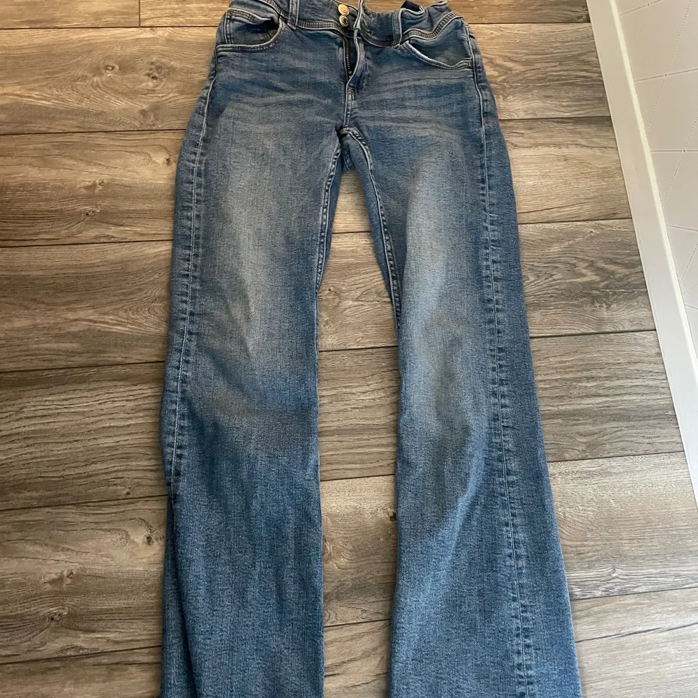 Säljer dessa Low waist flare jeans med knappar på fickorna. Använda men i bra skick. Från Gina Young. Stl 164 . Jeans & Byxor.