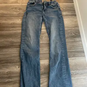 Säljer dessa Low waist flare jeans med knappar på fickorna. Använda men i bra skick. Från Gina Young. Stl 164 