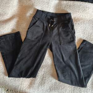 Svarta juicy byxor i fint skick, stl XXS, längd ca 91,5 cm. De är förkortade och passar de som är petite.