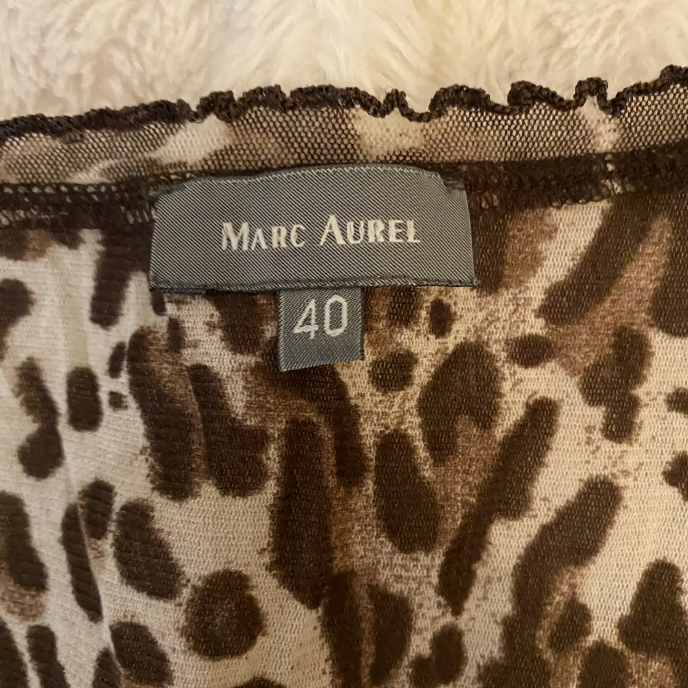 Jättecoolt leopard linne från marc aurel! Stretchigt material, och bra skick! Tycker det är jättegulligt men inte min stil längre! 💋🐆. Toppar.