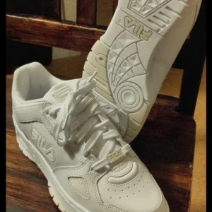 Helt oanvända Fila Skor strl.39 - Ett par helt oanvända fila skor, i storlek 39. Jättefina och bekväma skor, men hittade ett par som passade bättre för mig. Beställde för 600, säljer för 300! Skriv om det är intressant!