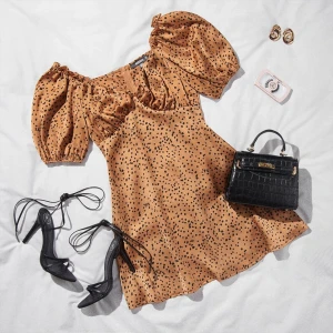 Brun miniklänning  - Jättefin mönstrad klänning från missguided. Använd några fåtal gånger. Skriv för fler bilder🌸