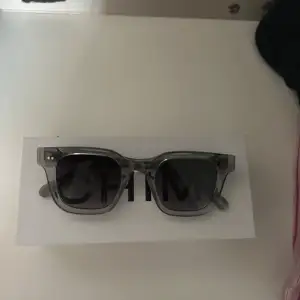 Säljer mina snygga solglasögon från chimi, i modellen 04 grey. Inga defekter och skicket e som nytt. Allt som jag fick me i lådan när jag köpte dem, tillkommer🥰originalpriset är 1350kr