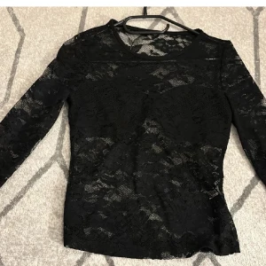 Tröja - Lägger ut min andra likadana svarta spetströja då många va intresserade av den andra aldrig använd så jättebra skick