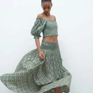 Grön långkjol - Grön mönstrad långkjol från zara. Är i bra skick. Köpt för 399 förra året. Perfekt nu till våren och sommaren. Pris: 200+frakt🩵🩵