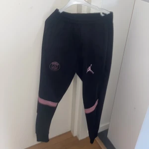 Psg byxor svarta och råsa   - Säljer dessa fkna byxor för att jag inte anvönder dom längre fom är köpta för 600 säljer dom för 450 för att dom är i jätte bra skick och jag har använt dom ungefär 4 gånger jag står inte för frakten❤️❤️