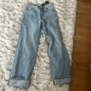 Ett par baggy jeans från zara som inte kommer till användning för att dom är för långa på mig💖