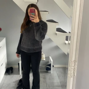 Stickadtröja - Säljer denna stickade tröjan frpn newyorker, den är Andvänd antal gånger och har en liten skada (kolla andra bilden) den syns inte när man väl har på sig tröjan