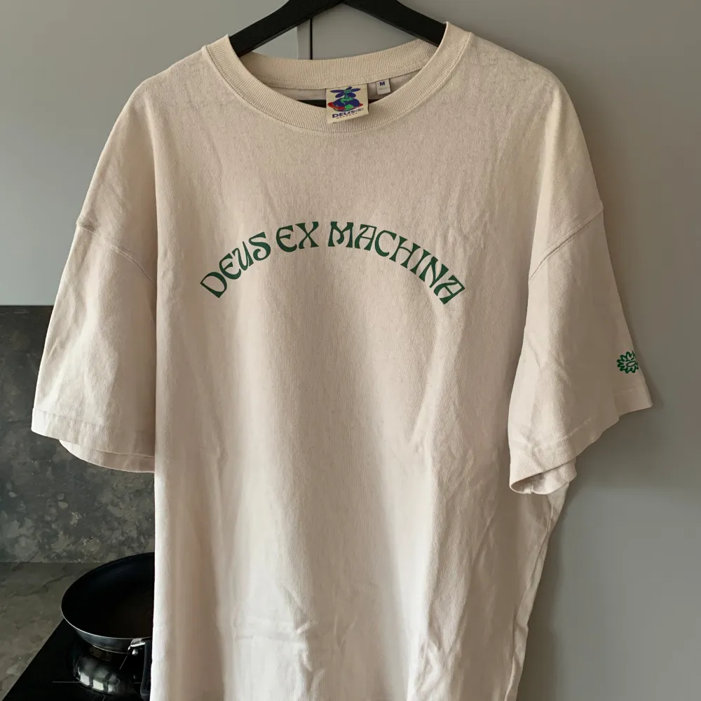 Deus ex machina T-shirt, använd några enstaka gånger så i fint skick! Storlek M men den är oversized så passar bättre som L och XL. T-shirts.