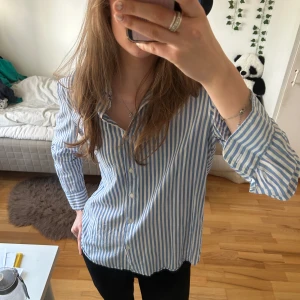 Blåvit randig skjorta - Skjorta som är blå vit randig från h&m. I mycket bra skick och endast använd ett fåtal gånger!!!💗✨💫
