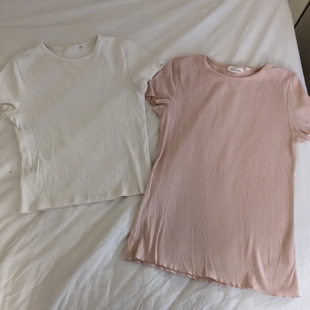 Två sommartoppar en lite kortare och normal längd. Rosa fint skick men vita lite mer använd men fortfarande fina. Köpare står för frakt. T-shirts.