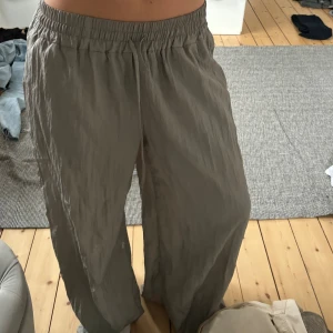 slappa byxor - väldigt slappa men sköna byxor☺️ lite slitna vid benen men går säkert att fixa❤️
