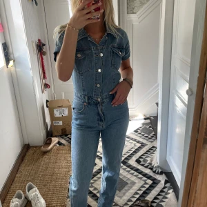 Jeans dress - Jeans dress från zara som är slutsåld med raka byxor❤️ använt 2 gånger