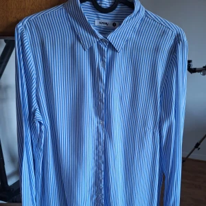 Skjorta Sinsay  - Randig skjorta från Sinsay Blå-vit Storlek S Ny