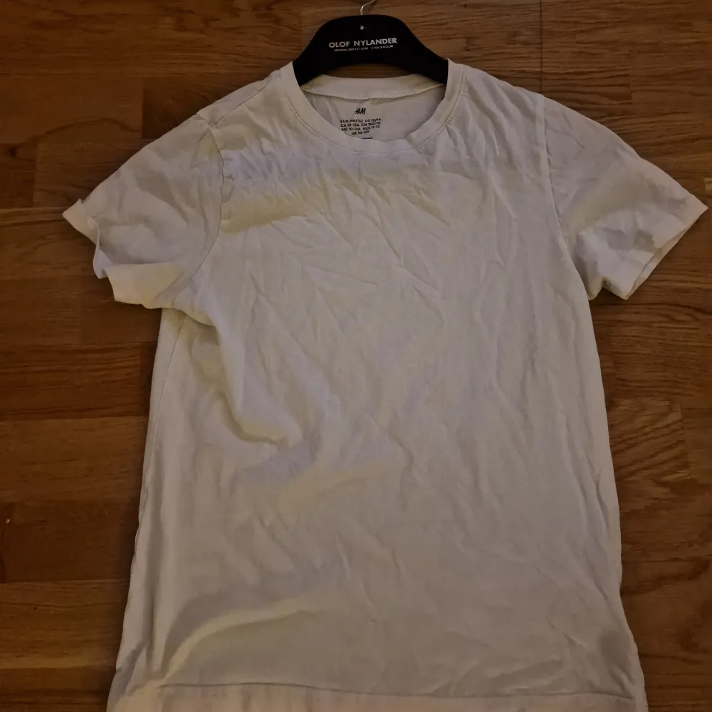 Köpte denna vita tröja från H&M men storleken var dock för liten, Skick 10/10, Storlek 152-158cm. T-shirts.