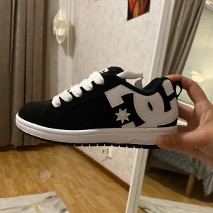 dc shoes - brand new, didnt wear cuz they were too small length: 23cm